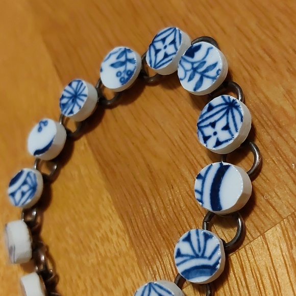 Vintage Handpainted Porcelain Bead Bracelet On Copper 8" White Blue - Picture 2 of 5
